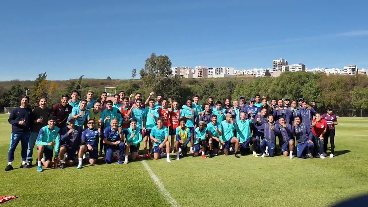 ¡Que sea un 2025 increíble, potosinos! 🤩 Así cerramos el entrenamiento de este martes, festejando y agradeciendo lo que nos dejó el 2️⃣0️⃣2️⃣4️⃣. 👏🏼 #ConAlmaPotosina #PretemporadaADSL