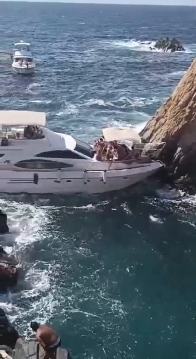 ⭕️🛥️|| Un yate encalló y se hundió en la zona de La Quebrada en el puerto de #Acapulco, #Guerrero, después de golpear un risco en la zona de clavados. Los turistas que viajaban en la embarcación fueron rescatados por clavadistas y personal de la Marina. Trascendió que, el incidente ocurrió debido a los fuertes vientos, y el intenso oleaje que empujaron el yate hacia las rocas