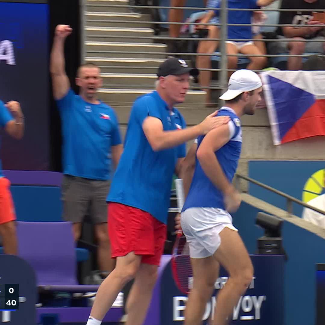 One point away 🤯 Tomas Machac take out Hurkacz 7-5 3-6 6-3 to put the Czech Republic on the verge of the last 8 🇨🇿 #UnitedCup