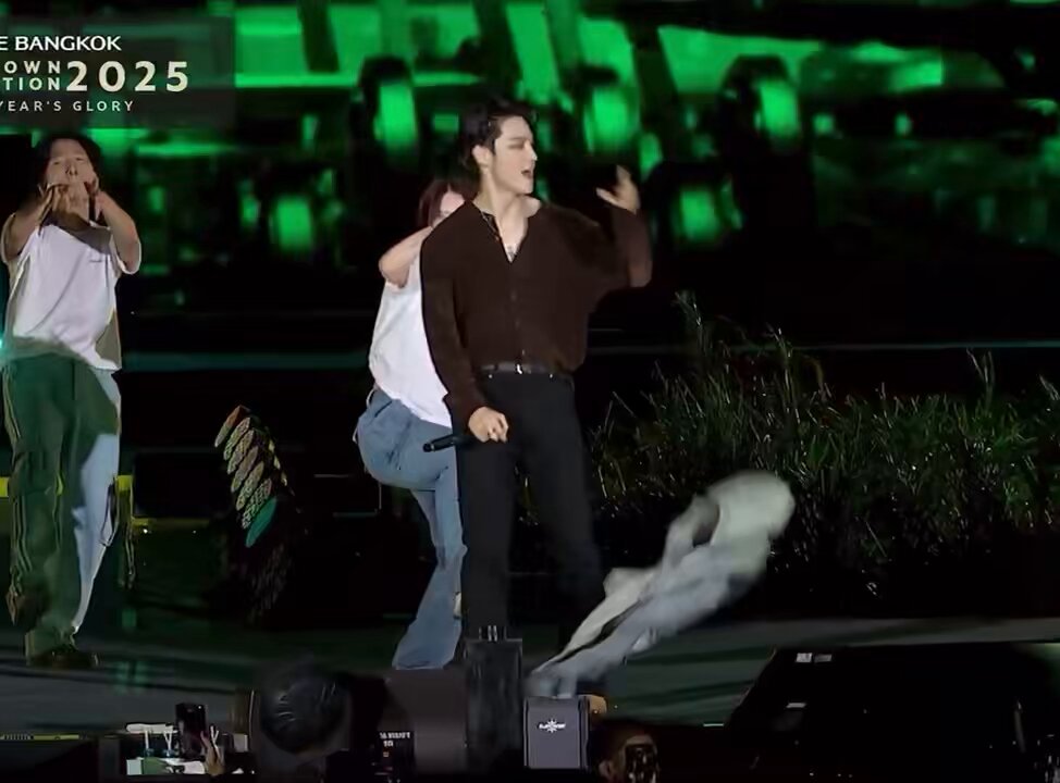 สงสารเมนมาร์คนางนึงจิมๆ ยืนข้างๆชั้น เชียร์แจบอมถอดเลยๆ ละจังหวะแจบอมถอด เอ้า!เสื้อแขนยาว🤣🤣🤣🤣🤣🤣เอ็นดู้ววว ตาขีดก็ไม่ง่ายขนาดนั้นแกร๊🤣🤣🤣 คนจะเป็นเมียยังให้เป็นเพื่อนยุ10ปีแล้วว่า🤣🤣🤣🤣🤣🤣🤣🤣🤣 #JAYB