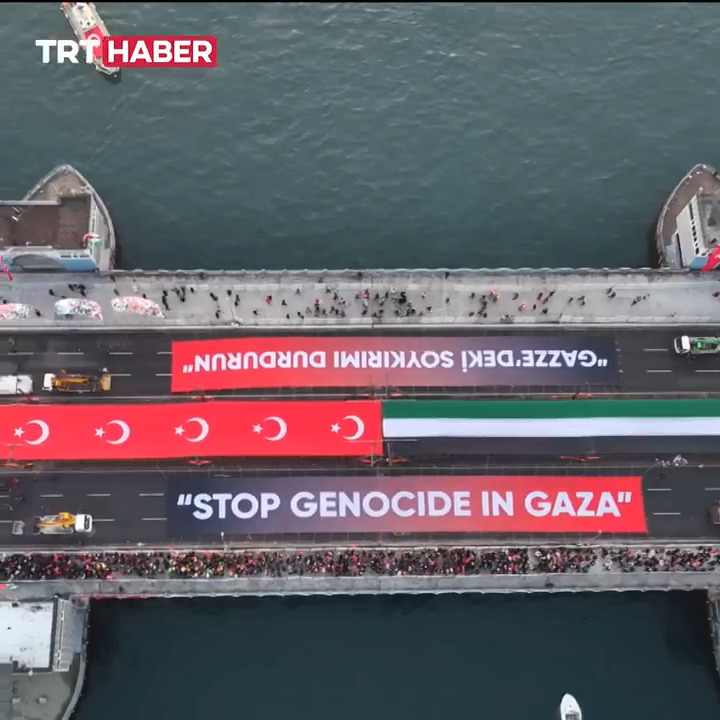 Yeni yılın ilk sabahında binlerce kişi Galata Köprüsü'ne akın etti... 🇹🇷🇵🇸Yürüyüşte "Gazze'deki Soykırımı Durdurun" yazılı dev pankart ile Türkiye ve Filistin bayrakları açıldı.