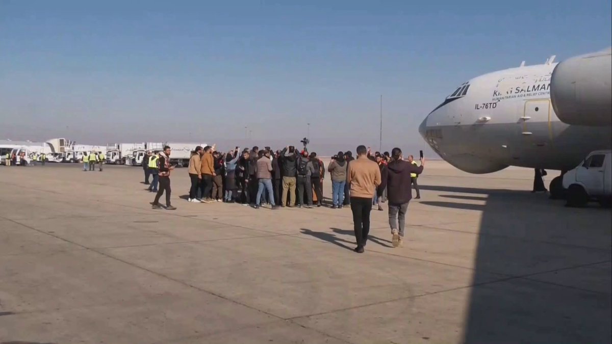 بتوجيهات قيادة مملكة الإنسانية.. لحظة وصول الطائرة السعودية الإغاثية الأولى إلى مطار دمشق. -