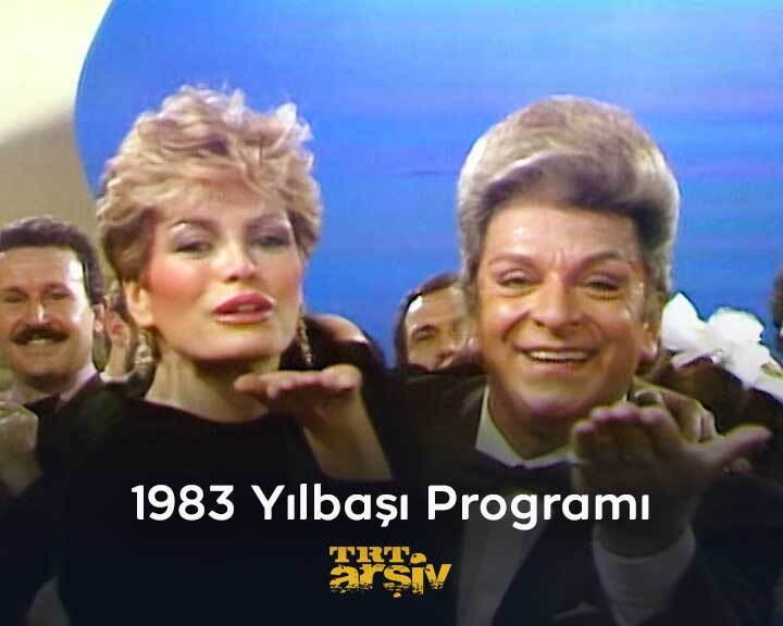 “Lütfen gülünüz, gülelim, yeni yıla girdik!” 1983 yılbaşında yıldızlar geçidine şahit oluyoruz. ✨