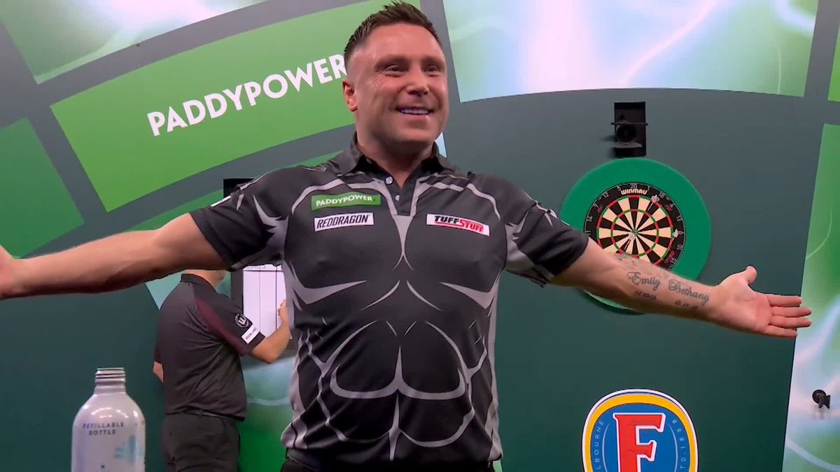 PRICE STAYS ALIVE! Gerwyn Price isn't going down without a fight! The Welshman lets out a huge roar after producing a skin-saving 95 finish to force Dobey to serve it out! 📺 #WCDarts | QFs