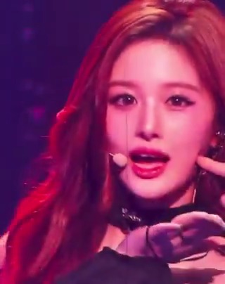 Karina poking Sullyoon's cheek 🤏