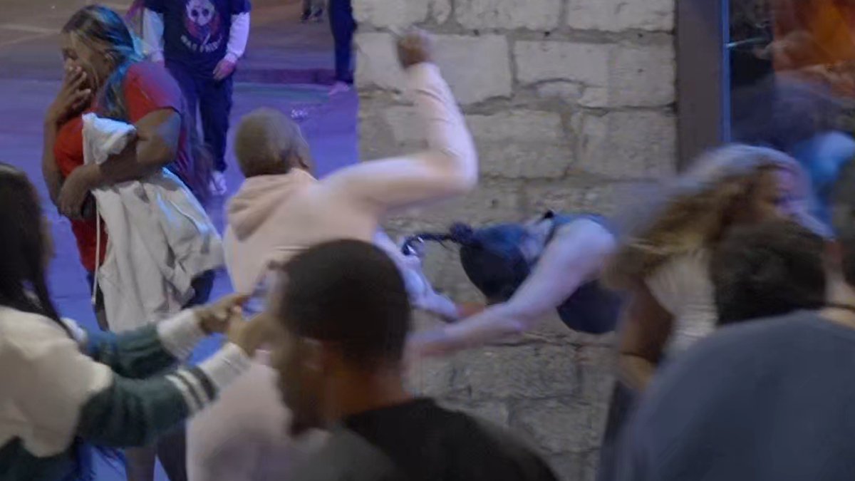 Fight breaks out New Year's 2025 6th Street Austin TX #fight #newyears #newyears2025 #streetfight #crazy #brawl