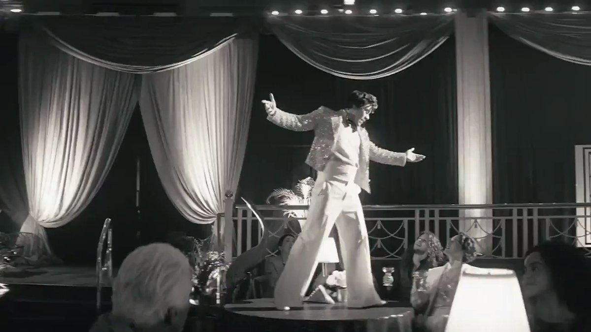 nunca ningún otro inició de año será cómo hace 4 años cuándo harry de la nada sacó el mv de treat people with kidness, que manera de alegrarnos la vida viéndolo bailar y saltar en las mesas con sus trajes de brillos, esos eran los tiempos
