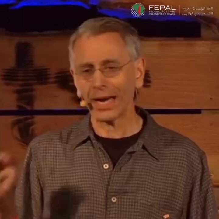 Mark Braverman, nascido em 1948, é um renomado psicólogo judeu norte-americano. Nascido em ambiente sionista e conservador, rompeu com essa tradição para apoiar a causa palestina. Assistam esse seu estupendo depoimento.