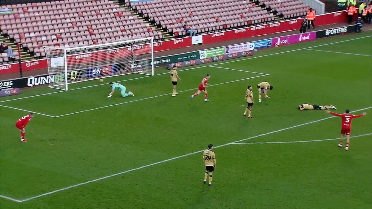 "Absolute postage stamp finish!" 🤩 Adam Phillips hits top bins to make it 2-0 to Barnsley against Wrexham 😮