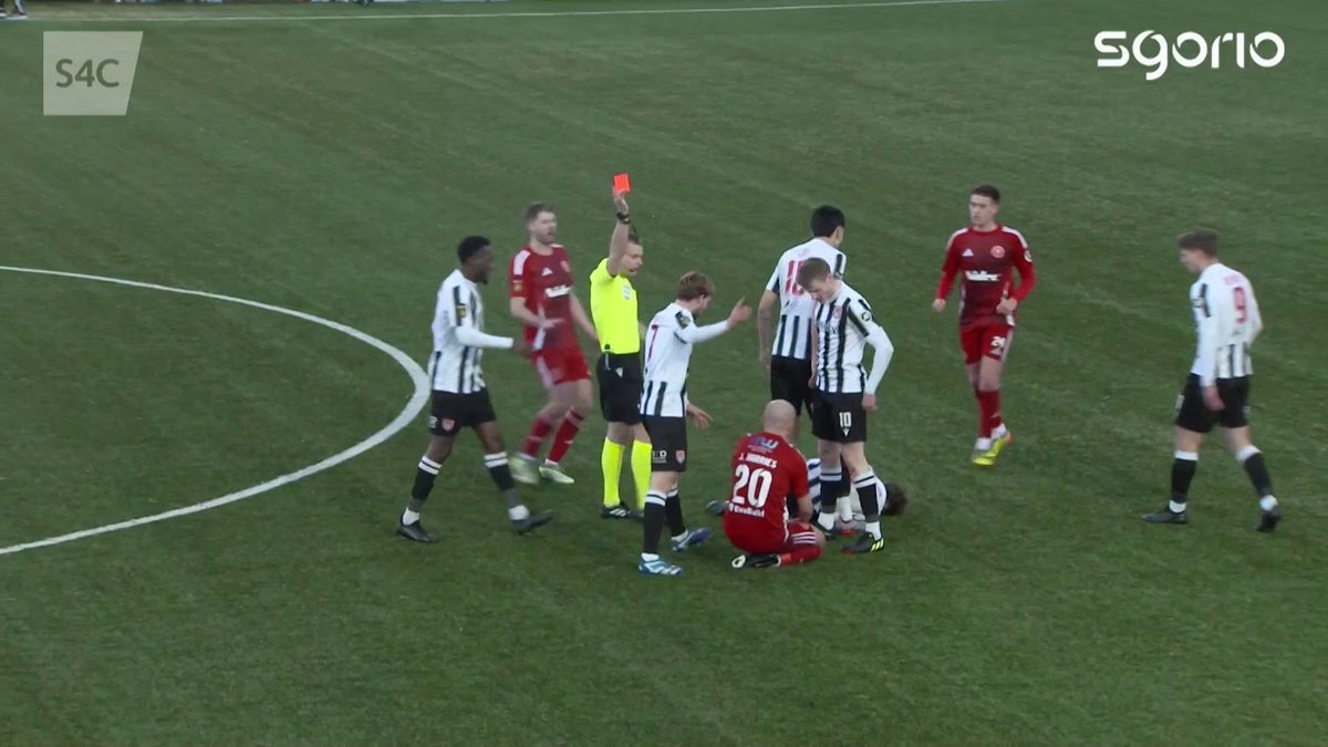 Jolyon Harries yn gweld y cerdyn coch. 🟥 Y Drenewydd i lawr i 10 dyn. 60' Y Fflint 1-0 Y Drenewydd #JDCymruPremier
