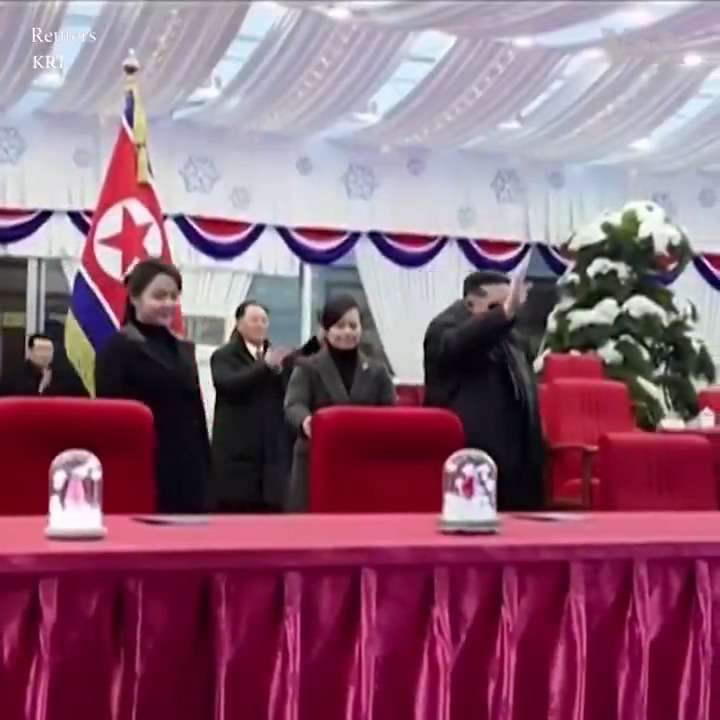 朝鲜官方电视台KRT1月1日报道,朝鲜领导人金正恩和他的女儿金主爱一起参加跨年庆祝活动。KRT播放了金正恩和金主爱与朝鲜高级官员们一起观看表演的视频。 更多: