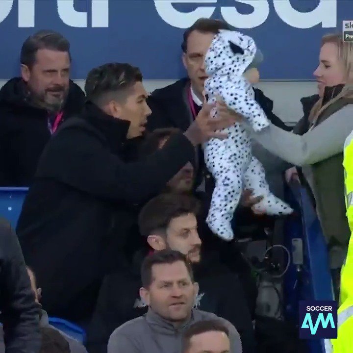 Throwback to when Roberto Firmino posed with a random baby for a picture while he was on the bench. Bobby definitely didn't see that coming 😂