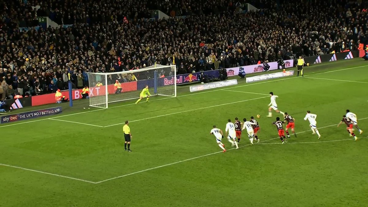 Struijk puts Leeds ahead from the spot ⚪