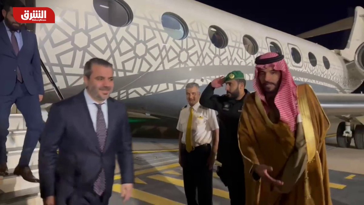 لقطات لوصول الوفد السوري رفيع المستوى الذي يضم وزير خارجية الإدارة السورية الجديدة أسعد الشيباني ووزير الدفاع ، ورئيس الاستخبارات . وكان في استقبال الوفد معالي نائب وزير الخارجية السعودي في مطار الملك خالد قبل قليل