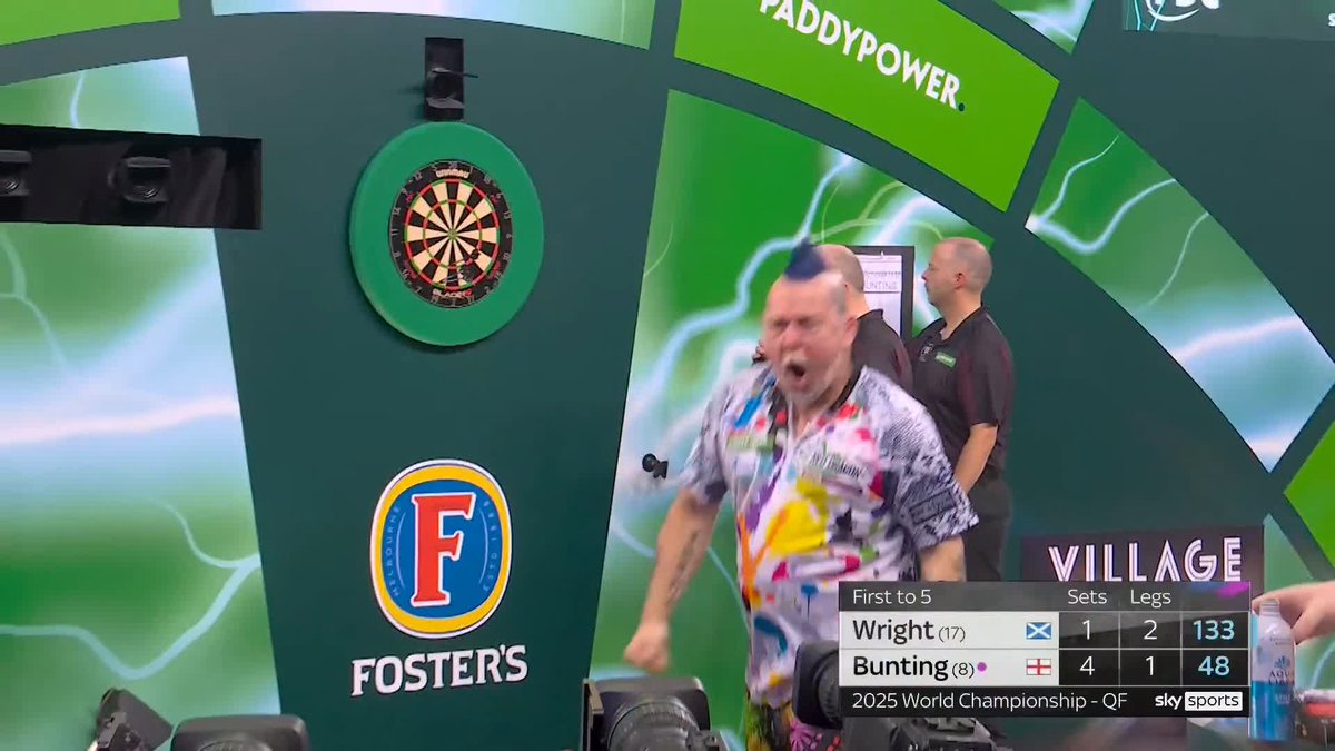 WONDERFUL FROM WRIGHT! WHAT A FINISH! Peter Wright with a huge celebration after following up a 180 with a brilliant 133 finish to reduce the arrears to 4-2! 📺 #WCDarts | QFs