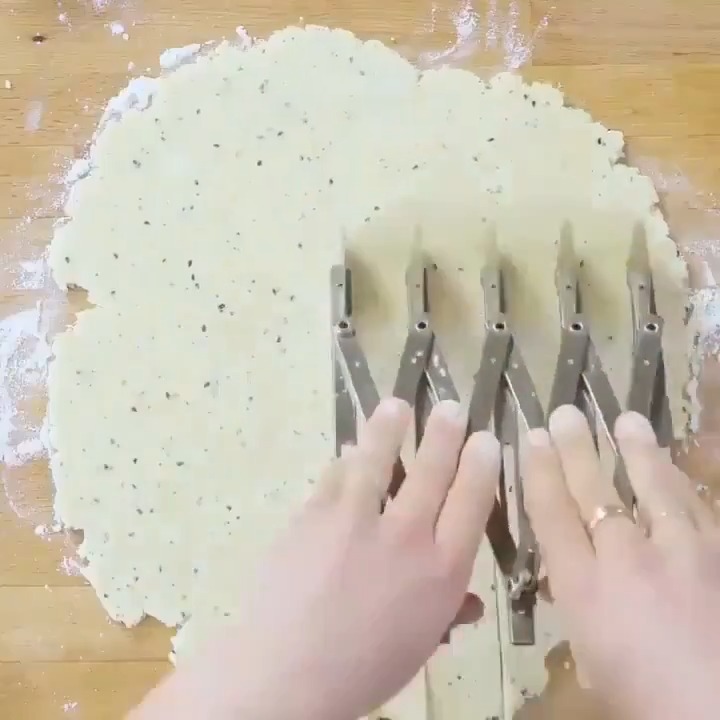 If you're obsessed with everything bagel seasoning, you'll go wild for these easy everything bagel cheese crackers! 🧀🧀 Max for more of #GirlMeetsFarm: #StreamOnMax Get Molly Yeh's recipe: