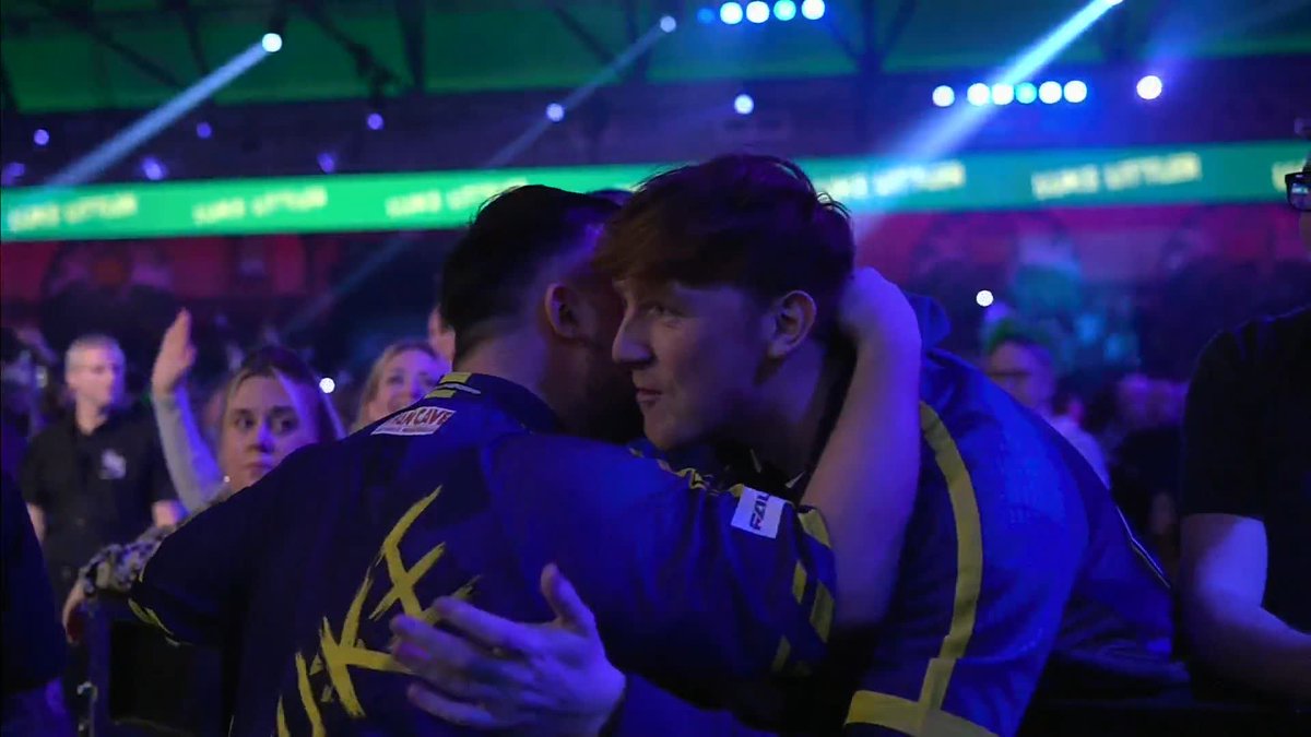Luke Littler 🤝 Angry Ginge The Nuke with lots of support in the crowd tonight 💜