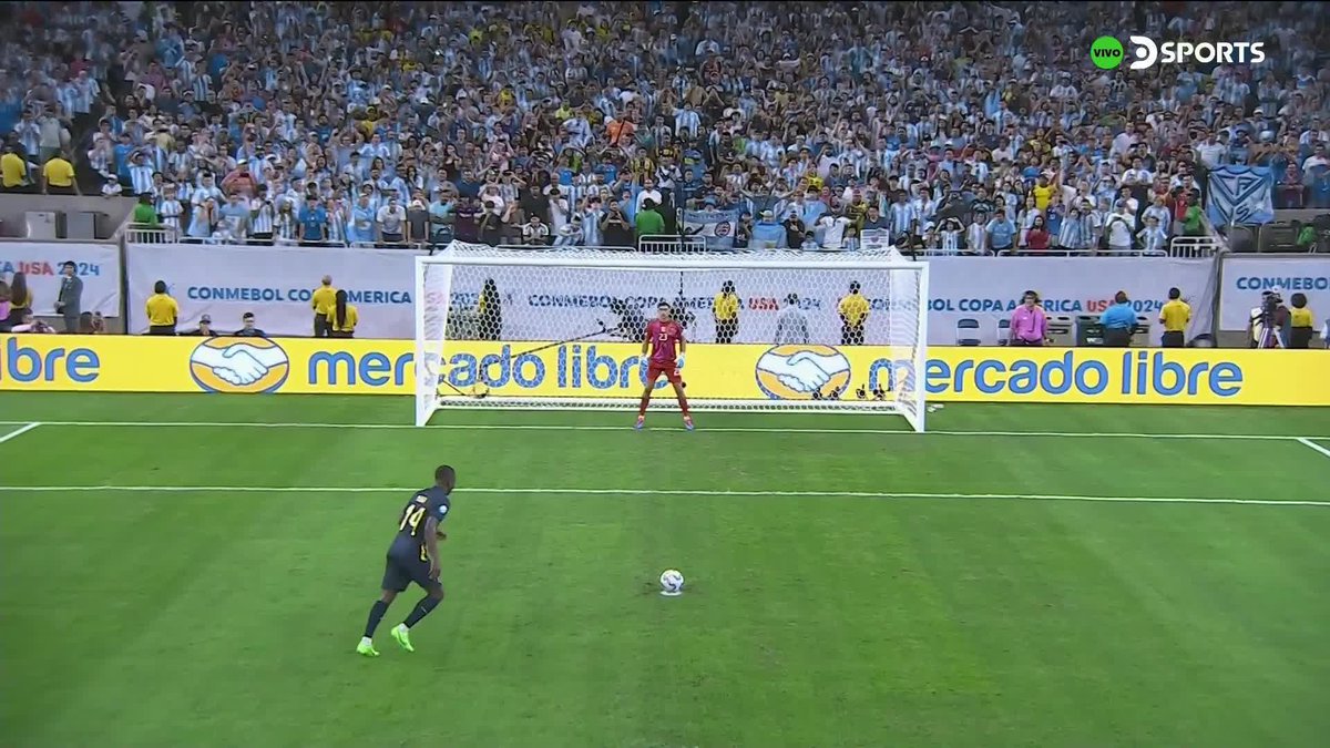 Ese le baila a las gradas y el otro consolando al rival. Merecíamos salir eliminados por mentalidad diminuta.