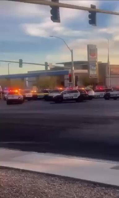 #ALMOMENTO | Se reporta una posible toma de rehenes en South Fremont Street, Las Vegas, #EUA; se registra una fuerte presencia policial en la zona.
