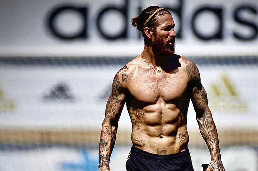 🚴🏼‍♂️💪🏼 ¡El primer entrenamiento de Sergio Ramos en 2025 es extremo! Monta en bicicleta ¡a 50 grados! 🌡️ 🗣️"Así terminamos el primer día del año... ¡como siempre!