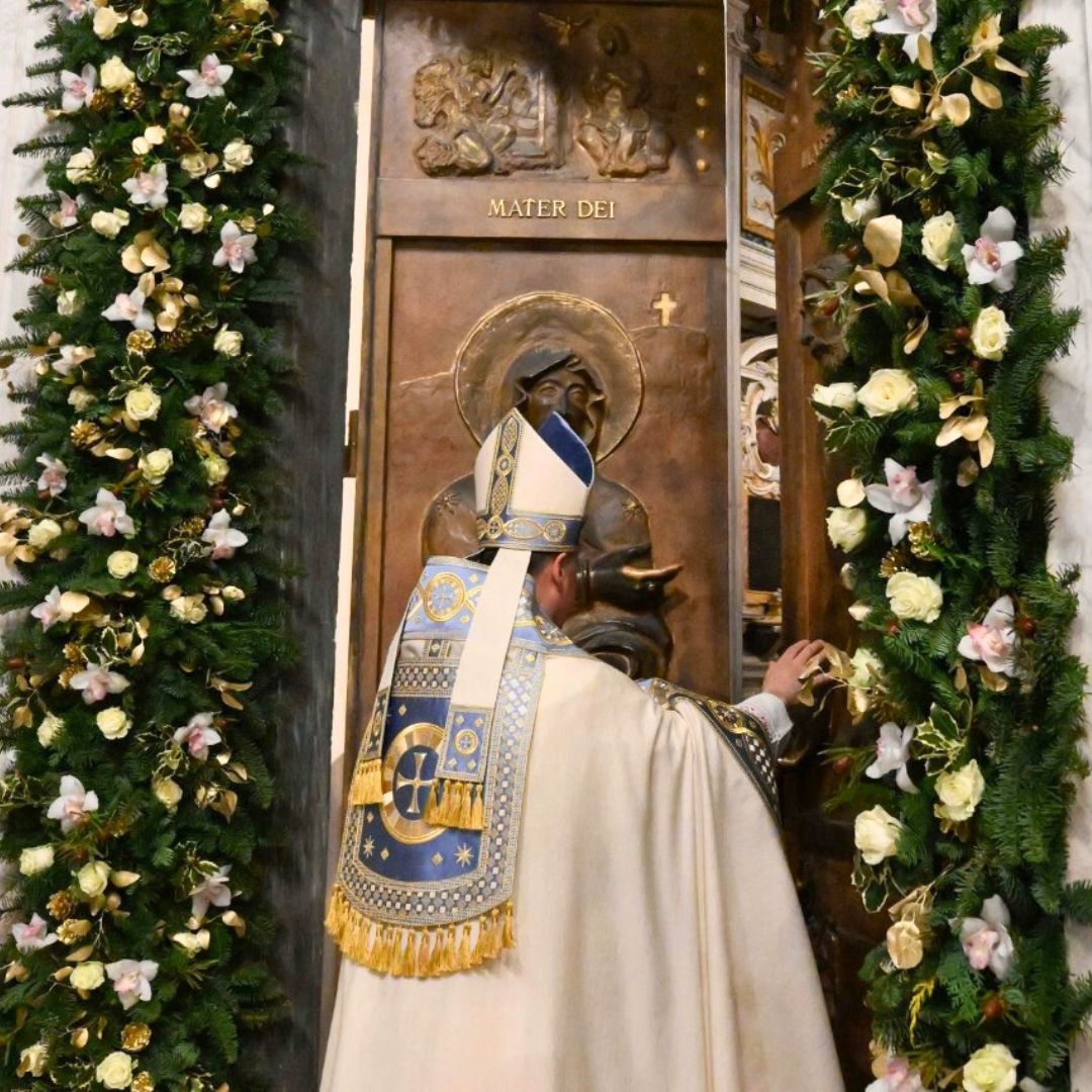 Cardinal Rolandas Makrickas, Coadjutor Archpriest of the Basilica of St. Mary Major, has opened the fourth Holy Door for #Jubilee2025. The last Holy Door will be opened on January 5 at the Papal Basilica of Saint Paul Outside the Walls.