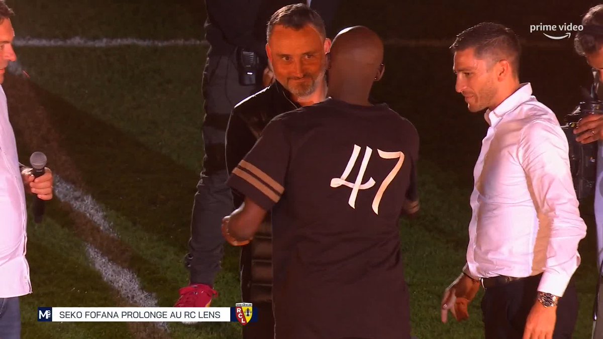 Quand Seko Fofana prolongeait son contrat au RC Lens devant tout Bollaert ! ❤️💛 Supporters Lensois, vous considérez l’international ivoirien comme une légende du club malgré sa signature à Rennes ? (Prime Video Sport France)