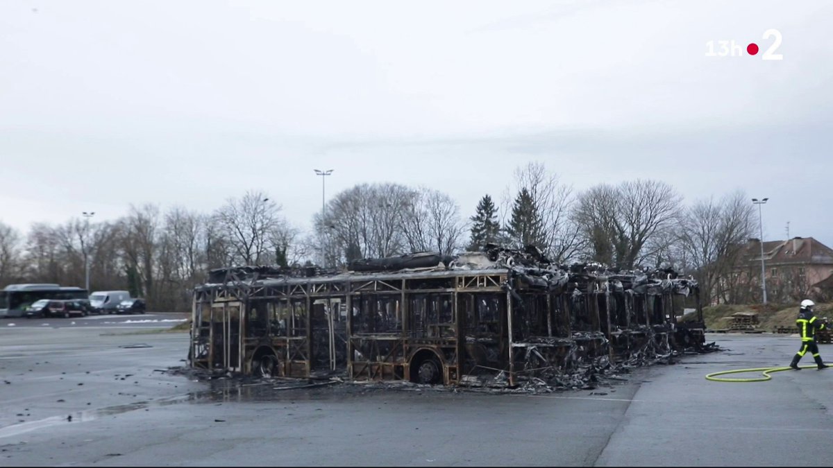 La nuit a été agitée pour les habitants de Danjoutin dans le territoire de Belfort où 7 bus à hydrogène se sont embrasés. ▶ #JT13H
