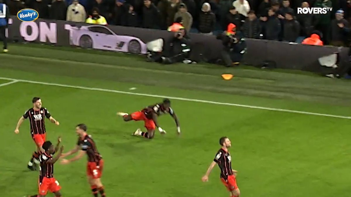 How's your knees, Makhtar Gueye? ๐คฃ #LEEvROV | #Rovers ๐ตโช๏ธ
