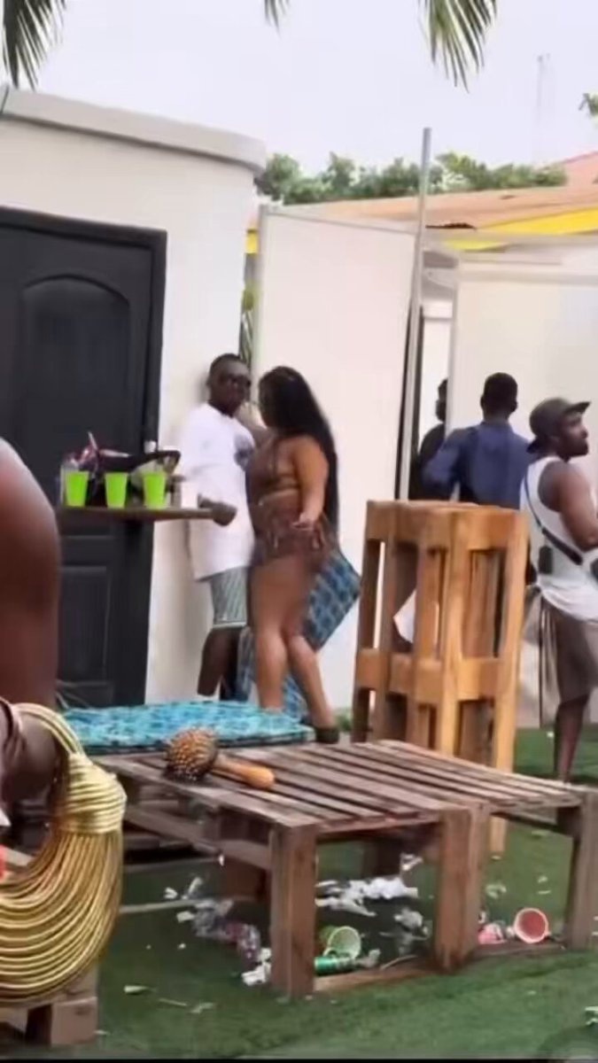 See oo!!! If I do the 10,000Gh give away to support young business youth this be what dem go take the money do ? 😂😂 Reply with #GamboGhanaGirls