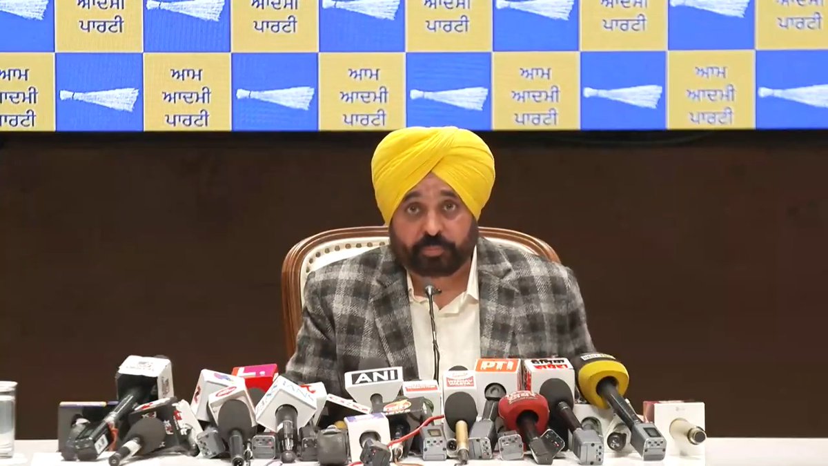 ਪੰਜਾਬ ਦੇਸ਼ ਦਾ ਹਿੱਸਾ ਹੈ। ਖੇਤੀ ਦੇ ਮਾਮਲੇ 'ਚ ਪੰਜਾਬ ਹੀ ਸਭ ਤੋਂ ਵੱਧ ਯੋਗਦਾਨ ਪਾਉਂਦਾ ਹੈ। ਮੋਦੀ ਸਾਬ੍ਹ ਤੁਸੀਂ ਦੇਸ਼ ਦੇ ਪ੍ਰਧਾਨ ਮੰਤਰੀ ਹੋ, ਕਿਸਾਨ ਵੀ ਦੇਸ਼ ਦਾ ਹੀ ਹਿੱਸਾ ਨੇ। ਤੁਸੀਂ ਆਪਣਾ ਅੜੀਅਲ ਰਵੱਈਆ ਛੱਡ ਕੇ ਕਿਸਾਨਾਂ ਨਾਲ ਗੱਲਬਾਤ ਕਰੋ। ...... पंजाब देश का हिस्सा है। कृषि के मामले में पंजाब ही सबसे ज्यादा योगदान देता है। मोदी साहब आप देश के प्रधानमंत्री हैं, किसान भी देश का ही हिस्सा हैं। आप अपना अड़ियल रवैया छोड़कर किसानों से बातचीत करें।