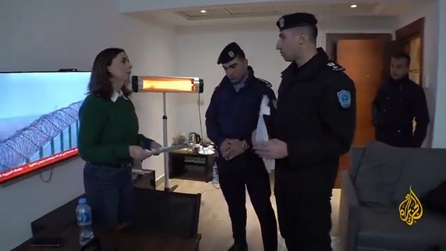 وسط محاولات مستمرة للقضاء على المقاومة في #الضفة_الغربية المطوقة بالاستيطان والتي تواجه خطر الضم.. ما دوافع السلطة الفلسطينية من إيقاف بث قناة #الجزيرة في هذا الوقت؟ | تقرير: فاطمة التريكي #حرب_غزة #الأخبار
