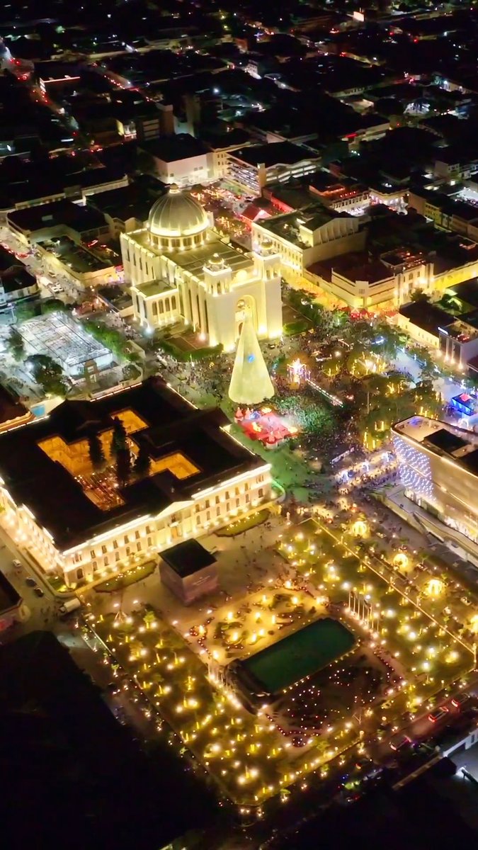 Hoy es el último día para disfrutar de la Villa Navideña en el Centro Histórico🎄 Cerraba ayer, pero decidimos abrir un día más, para que más familias puedan vivir la experiencia completa, con todas sus actividades y presentaciones. Estará abierta todo el día, hasta la medianoche. Dios bendiga a El Salvador 🇸🇻