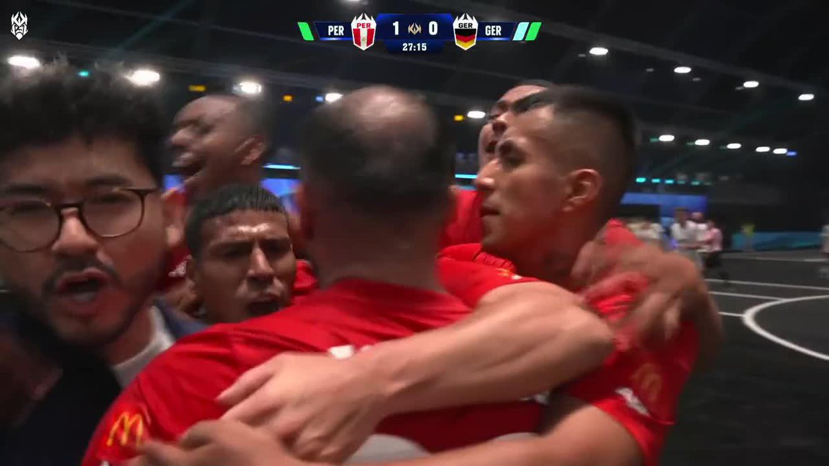 ¡PENAL PARA PERÚ Y EL PRESIDENTE DEL EQUIPO, Zein, ANOTA! ⚽🇵🇪 1-0 sobre Alemania. ➡️ Más #KingsWorldCupNations en #DisneyPlus.