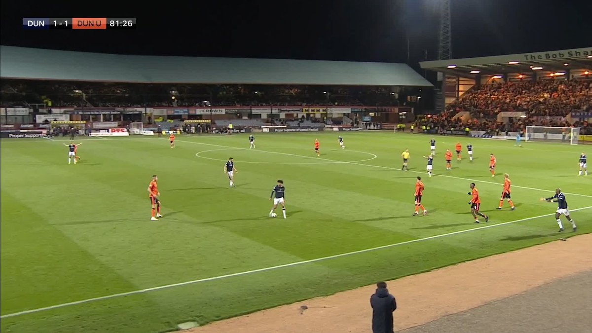 🎙️ "It's a big mistake. Straight away he recognises it." Boos ring around Dens Park as referee Steven McLean does not play advantage for Dundee after a foul on Sylla. Watch the closing stages 𝗹𝗶𝘃𝗲 𝗼𝗻 𝗦𝗸𝘆 𝗦𝗽𝗼𝗿𝘁𝘀 📺
