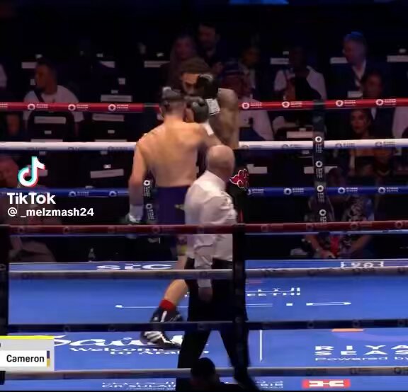 👀 Liam Cameron was getting the better of Ben Whittaker until Whittaker's freak injury. 😤 They HAVE to run it back next!