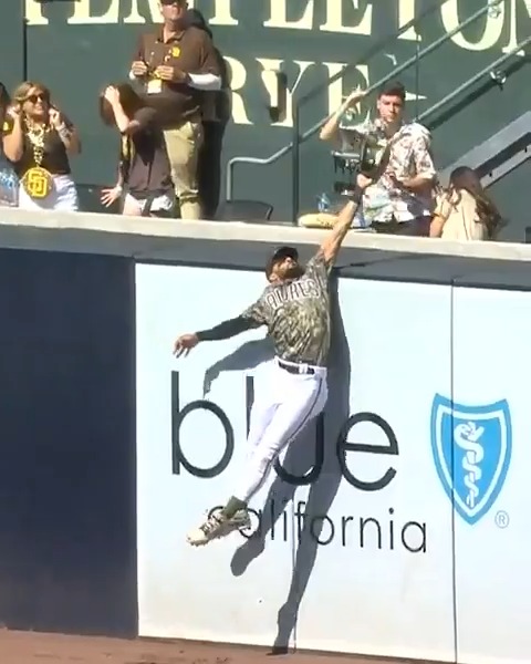 Wishing a happy 26th birthday to the always electrifying Fernando Tatis Jr. ⭐️