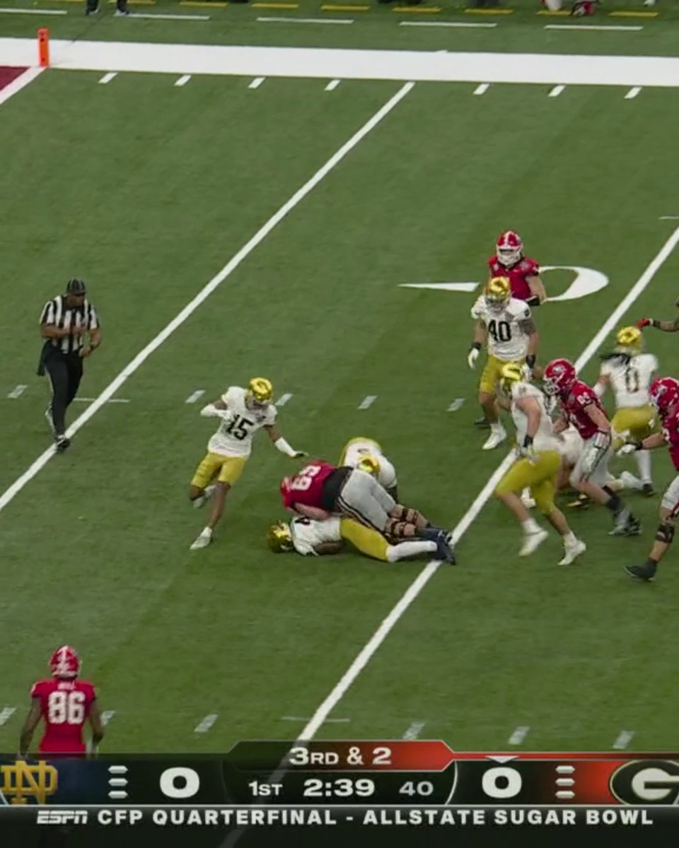 Notre Dame recovers the Georgia fumble in the first‼️ Huge turnover for the Fighting Irish ☘️