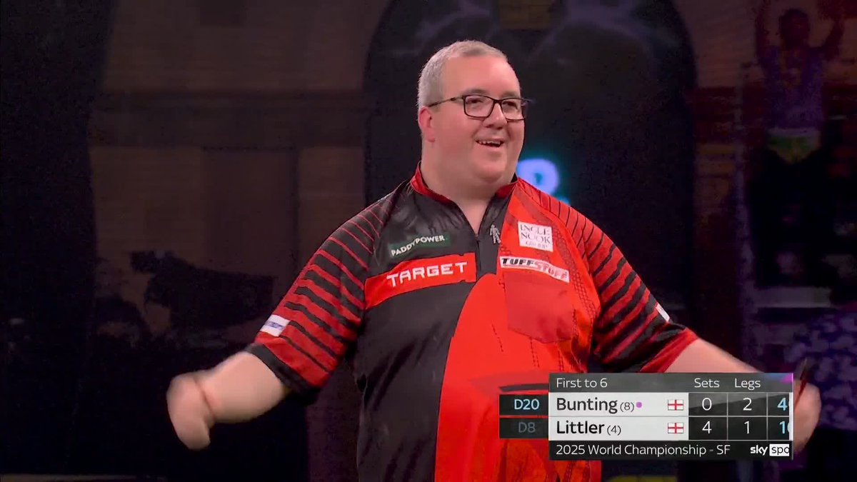Stephen Bunting's son clearly proud of his dad getting a set on the board in the biggest game of his life. Nice acknowledgment from Luke Littler too 👏
