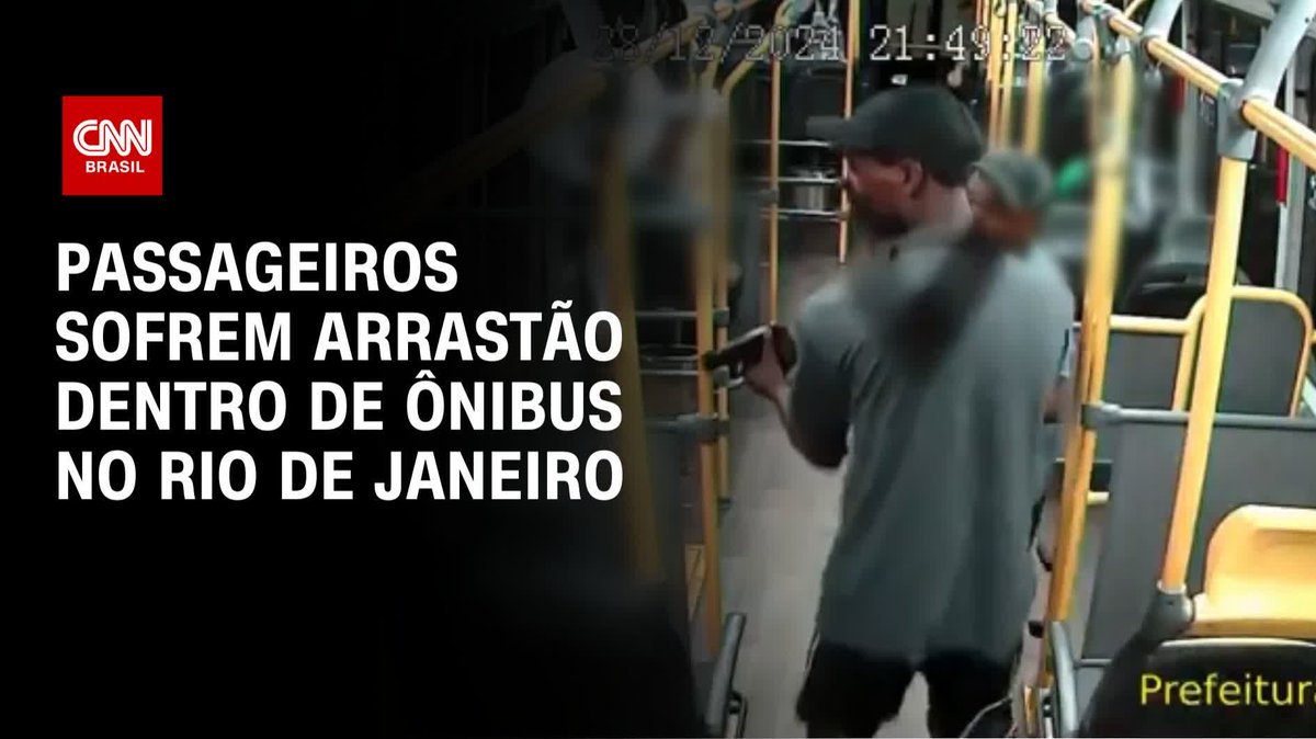 Passageiros de um ônibus viveram momentos de terror durante um arrastão no Rio de Janeiro. A ação foi flagrada pela câmera de segurança do veículo e as imagens mostram a violência dos criminosos. O caso foi registrado na delegacia da Barra da Tijuca. #CNNBrasil