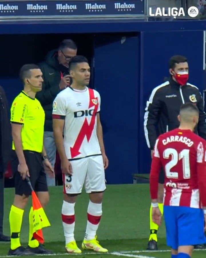 Hoy hace 2 años de este momento. Radamel Falcao regresaba a jugar ante la hinchada del Atlético de Madrid, donde supo ser el mejor "9" del mundo. Todos de pie para aplaudir. Honor a quien honor merece. Grande Radamel Falcao .
