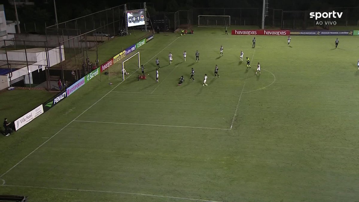 Que falta faz o VAR... Arbitragem não deu gol para o Botafogo neste lance em jogo contra o Fast, pela Copinha.