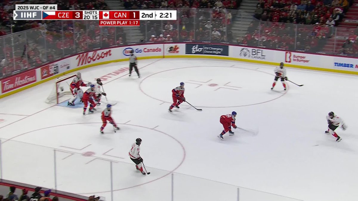 Porter Martone with a sweet tip-in. Canada is back in the game.🇨🇦🤏 Hockey Canada #WorldJuniors #CZECAN #IIHF