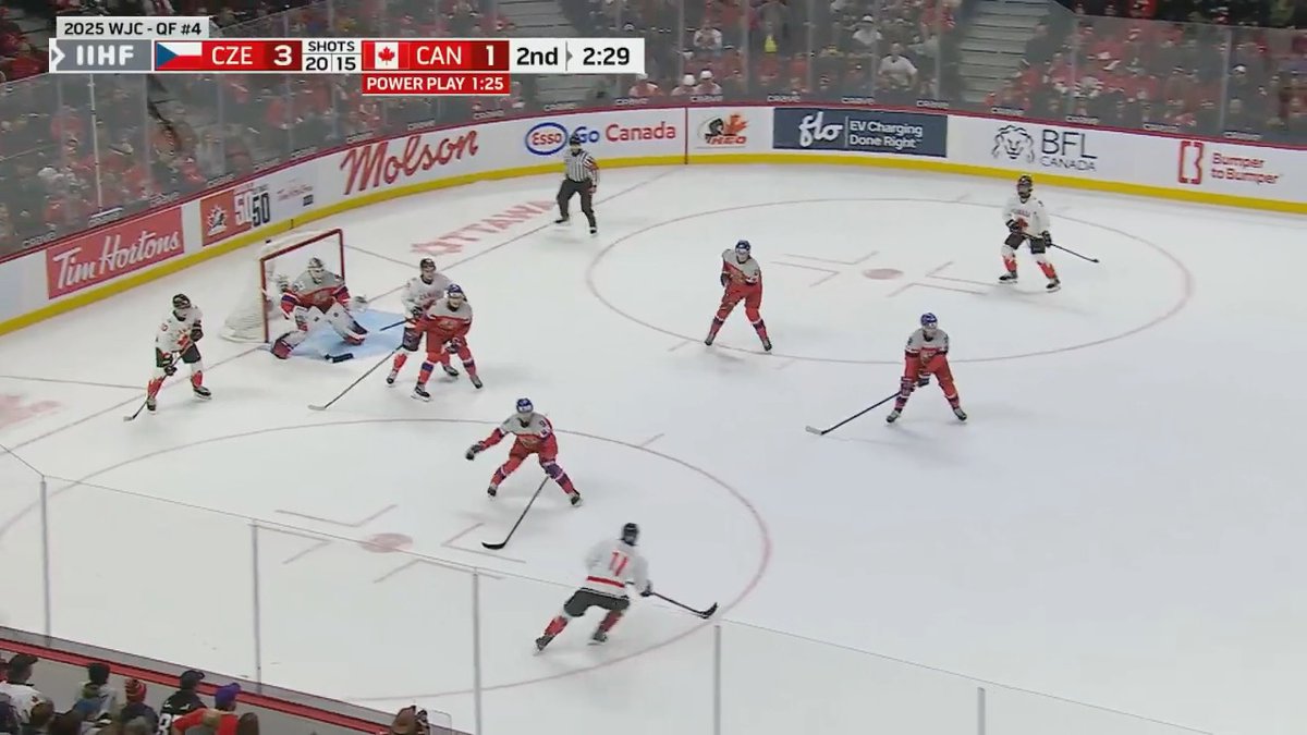🎥 | Bradly Nadeau tied the game with 4:18 left, but a last-minute goal was the difference as 🇨🇦 fell 4-3 to 🇨🇿. 🎥 | Bradly Nadeau crée l’égalité à 4 min 18 s de la fin, mais un but tardif coule le 🇨🇦, qui s’incline 4-3 contre la 🇨🇿. #WorldJuniors | #MondialJunior