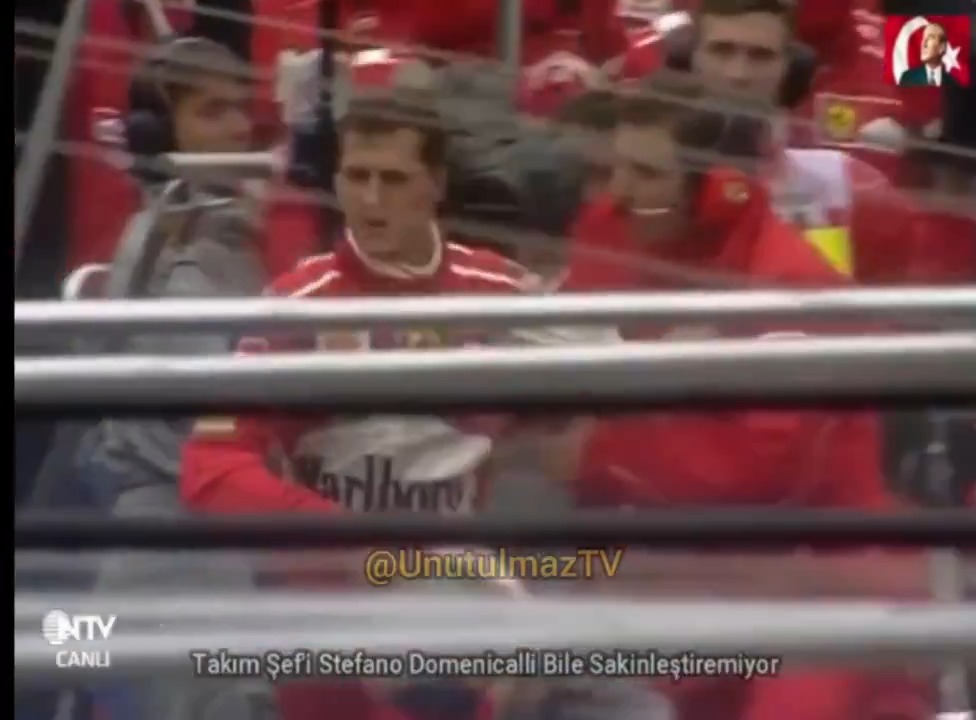 🏎 Michael Schumacher, rahat bir zafere giderken tur bindirdiği David Coulthard bilerek kaza yaptırıyor. 🏁 Bunun üzerine Formula 1'in en unutulmaz anlarından biri olan ''McLaren garaj baskını'' olayı yaşanıyor.
