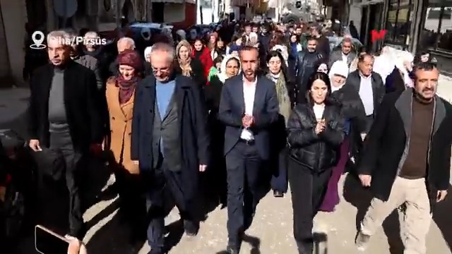 BİNLERCE KİŞİ KOBANÊ SINIRINA YÜRÜYOR Kuzey ve Doğu Suriye'ye dönük saldırılara karşı Kobanê sınırında bulunan Pirsûs'tan binlerce sınıra yürüyor