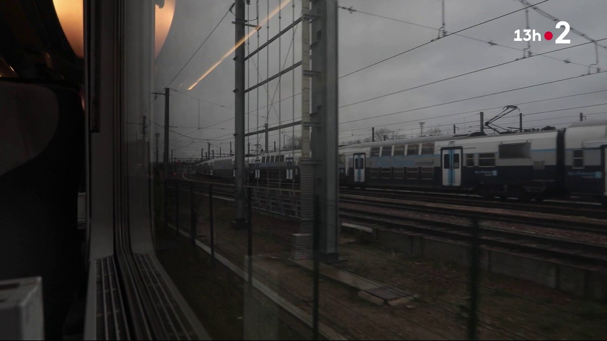 Un train Intercités Clermont-Paris, annoncé d'abord avec quatre heures trente de retard, n'est jamais arrivé à Paris. Les voyageurs ont terminé le voyage en bus après une longue attente et une bonne dizaine d'heure de retard. ▶#JT13H
