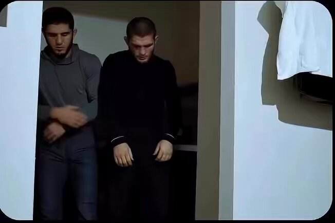 Khabib Nurmagomedov, Conor McGregor ile gerçekleştirdiği basın toplantısı öncesi namaz kılıyor sonra basın toplantısına çıkıyor.