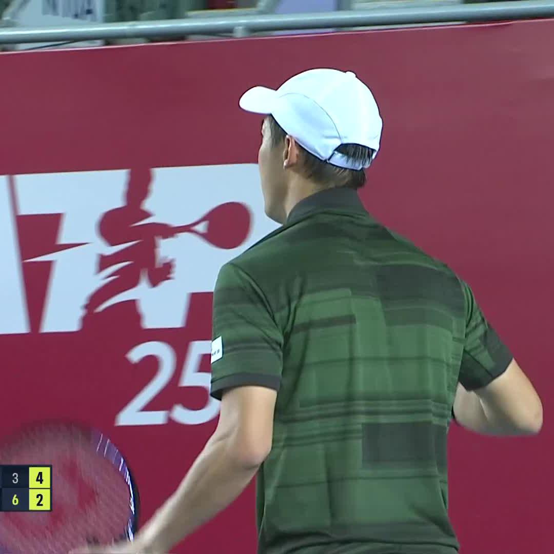 NO WAY 🤯🤯 An UNBELIEVABLE shot from Nishikori to break late in the third set! #BOCHKTO