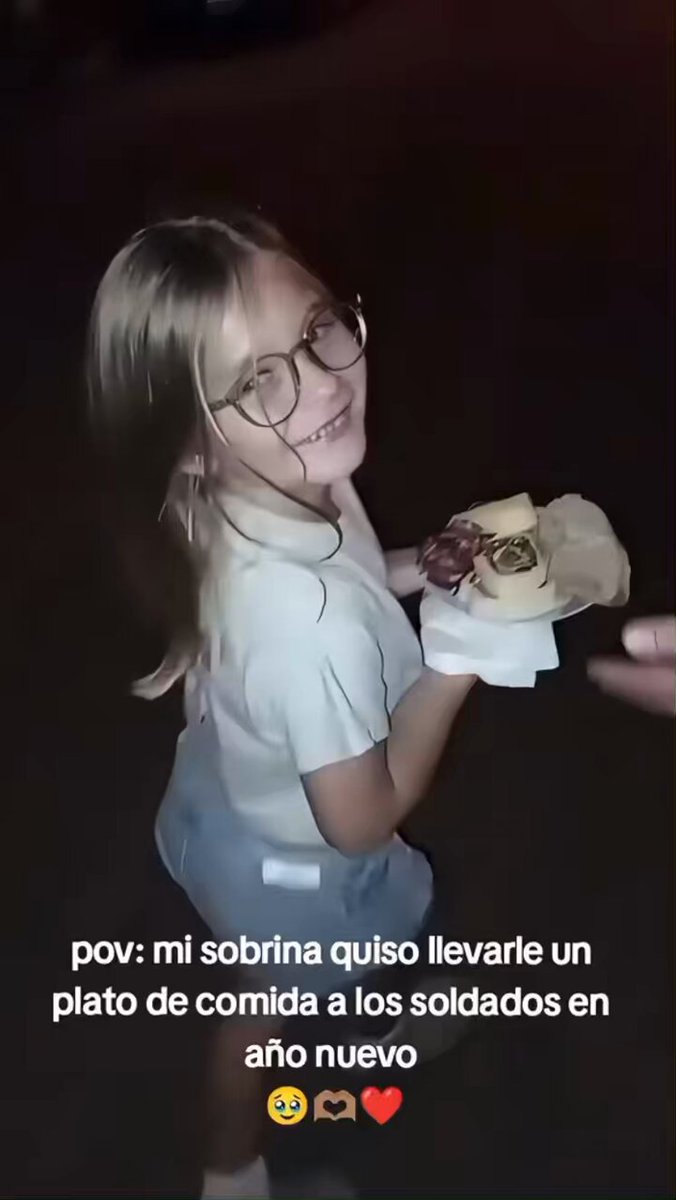 En año nuevo esta nena fue a llevarle comida a los soldados del Ejército Argentino en Junín. Un gesto que honra a la patria y llena el corazón 🥹