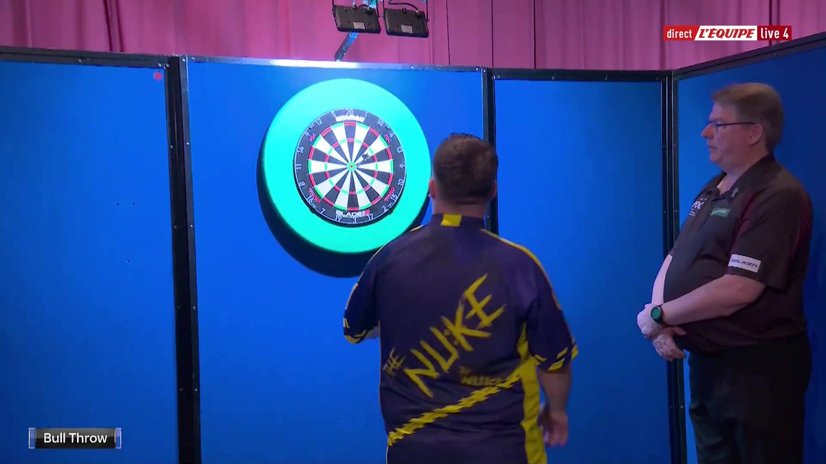 🎯 C'est Michael van Gerwen qui lancera en premier face à Luke Littler #lequipeFLECHETTES La finale du Championnat du monde de fléchettes en direct sur L'Équipe live à 20h45 :
